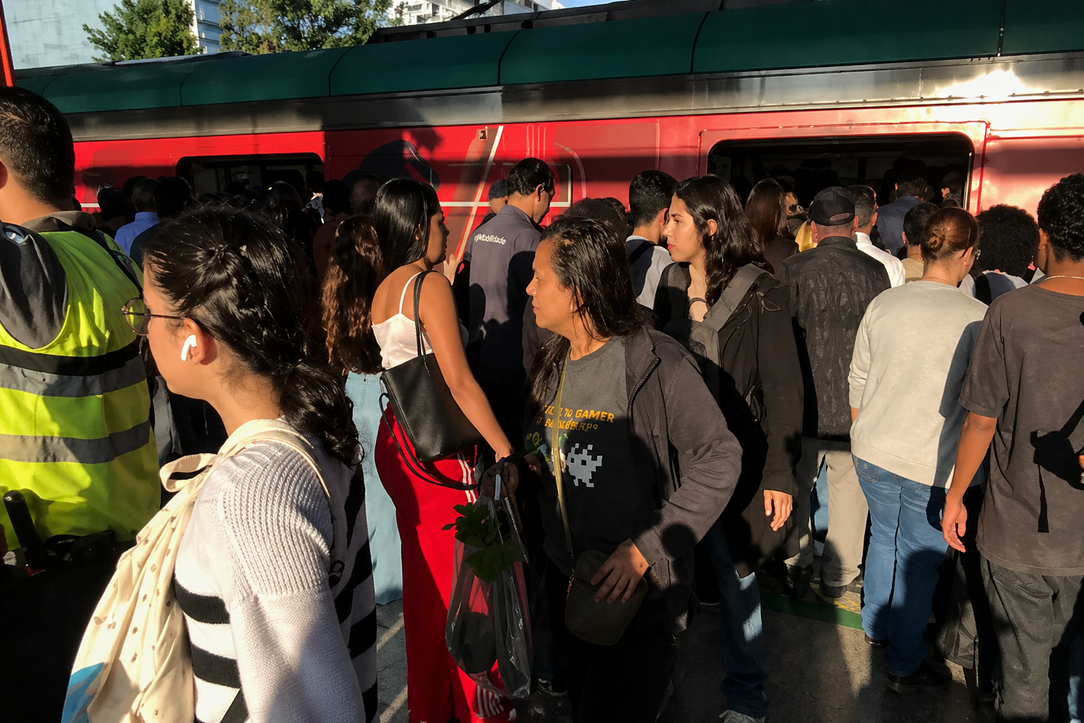 Falha provoca transtornos a passageiros na Linha 9-Esmeralda em SP