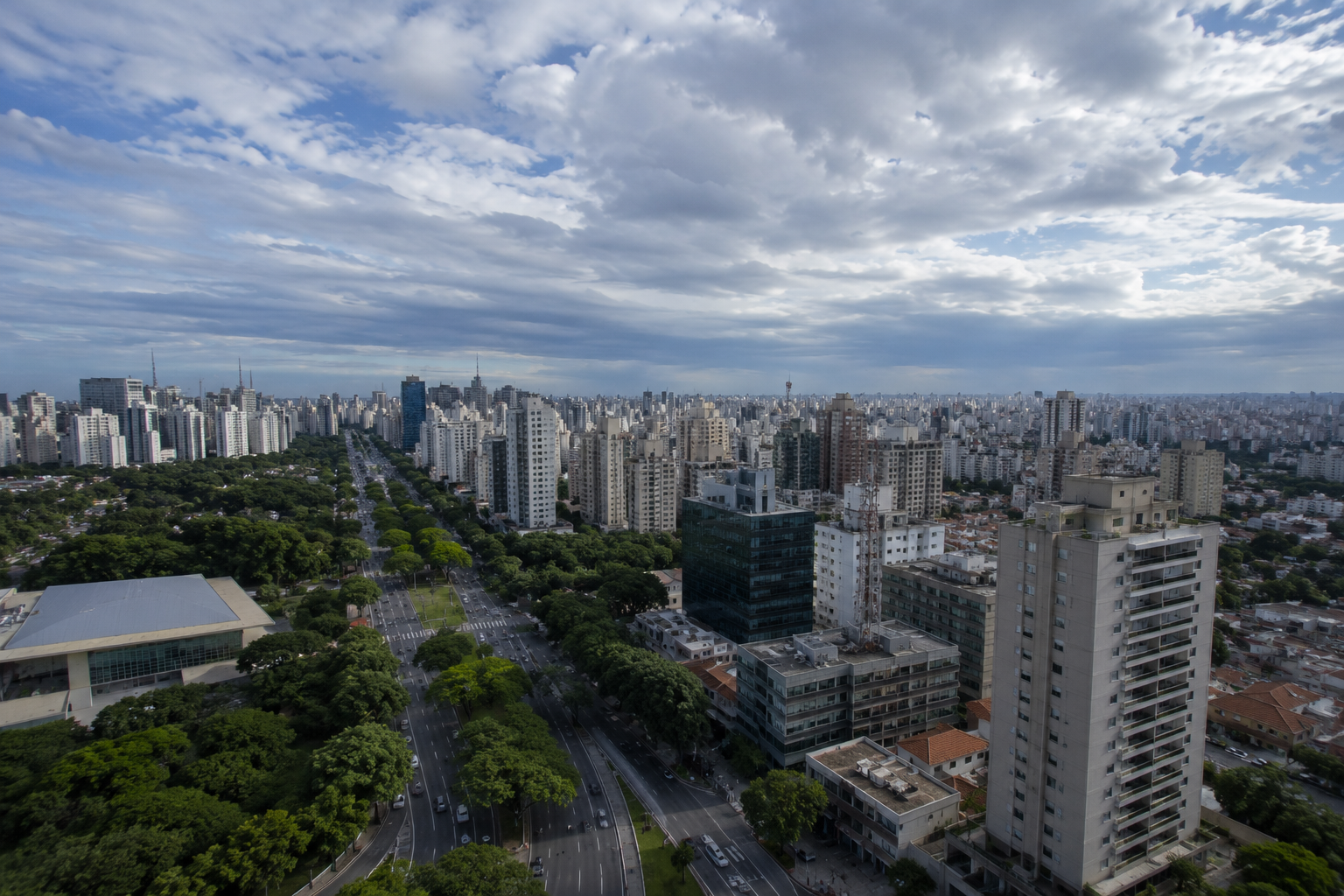 São Paulo terá sexta-feira com sol entre muitas nuvens e tempo ameno